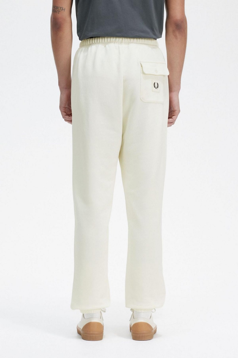 Fred Perry Badge Detail Track Pants Långbyxor Herr Ecru | ASEDF54859